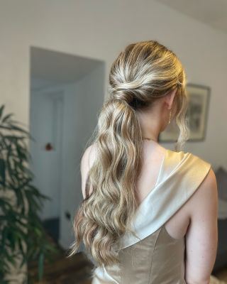 Swish! 

Bridesmaid ponytails. I am loving this style. I added one row of clip in extensions from @beauty_worksonline for thickness in photo one. 

Which look is your fave? 

#bridesmaidshair #bridesmaidhairideas #bridesmaidhairstyle #wiltshirebridalhair #hairstylistswindon #bridalhair #weddinghairwilthshire #wiltshirewedding #ponytail #ponytailhairstyles #weddinghairstyles