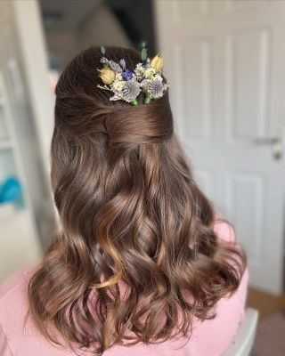 Will half up half down ever not be a great hairstyle for a wedding? 

Gorgeous dried flowers by @florenceandflowers79 that smelt lovely!