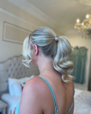 Its Ponytail season. 

Save for Bridesmaid Hair Inspo 

#wiltshirebridalmua  #bridetobe #2025brides #weddinginspo2025#weddingdaymakeup #bridalhair #bridalhairstylistcotswolds #weddinghairstylist #weddinghairswindon #ponytail #bridemaidhairstyle